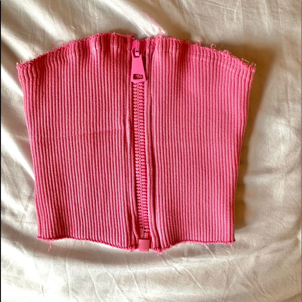 Ribbed strapless crop top with front zipper.